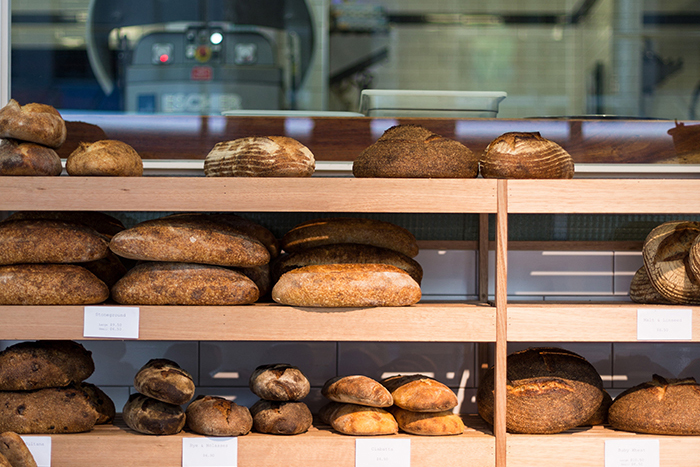 棚に並ぶ様々なパン